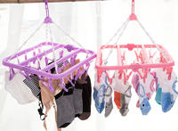 出租房外晾的内衣内裤：高清晾晒内衣内裤 在衣架上的内衣内裤