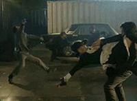 女生看到男生裆部凸起：女生会看男生的裆部吗