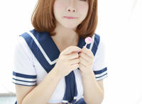 小学女生白袜露内：女生体育课上穿裙子