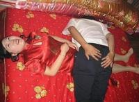 农村闹洞房,太疯狂了!：农村婚礼新娘被占便宜