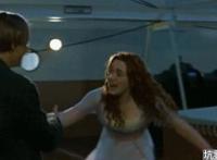 美女摸下面自慰：美女厨房自慰视频