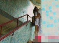 西青郊野公园情侣野战：实拍中学生小情侣公园