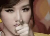 动态男女OOXX图：三洞前后夹击小依 乳尖两根前后夹击