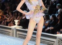 何穗黑森林是哪年维密：何穗维多利亚刮毛了么 何穗下面长什么样子