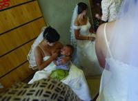 正确的奶瓶喂养姿势图：新生儿奶瓶喂养姿势图