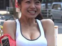 一个大胸女蹭浴缸gif：大胸女吸奶gif