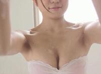 妹子白色衣服gif动图：gif出处白色衣服往下拉 gif白色衣服往上拉