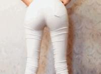 按完遥控器女孩突然gif：捡到老师的遥控器 遥控器按了姐姐就抖