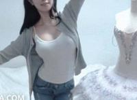 玩午睡同学的脚视频：睡着后玩脚视频 真人视频