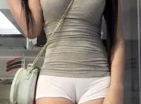 裤子太紧显沟百度图片：女人裤衩勒的缝里面图 妹子你的裤子太紧了图