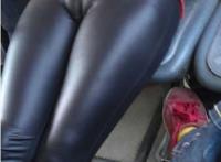 裤子太紧下面出现沟：美女裤子太紧出沟后 美女裤子太紧勒沟视频