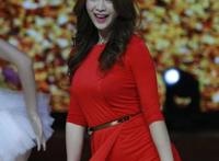 女明星裤子太紧的图片：明星裤子太紧显凹匹 女人裤子穿太紧卡档