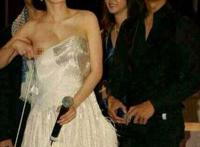 杨幂穿裤子反露春光：明星裤子太紧显凹匹