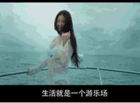 腿盘在男友的腰上：骑坐在男友腿上他吸胸