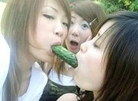 美女在卫生间用黄瓜自卫：最大阴部真人图片