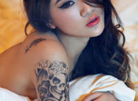 美女两腿中间纹身图：纹身师纹下面图片