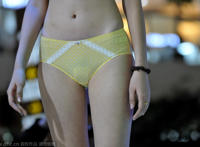 美女月经街头 尴尬图片：女子街头突然来月经