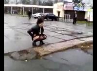 美女撒尿你见过吗视频：妇女撒尿真实版视频