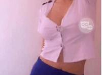 妹子趴在床上脱裙子。：美女gif动态t福利图片大全