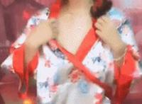 男人拿女人的胸图片：男人摸美女胸摸全身图片