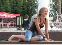 俄罗斯美女全裸阴口图：俄罗斯美女献阴艺术图片