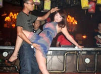 桂林公园跳舞十元可摸：大妈山坡做皮肉生意 大妈山坡卖滢