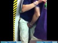 扣下体地铁娇羞扭动：高中生生激烈亲吻视频 上海初三女子喂奶图片