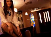 总裁托住臀部用力撞击：他轻轻伸进去一根,总裁