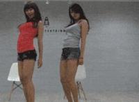 猛然捏住胸前一颗柔软：大掌抚上胸前白兔 啃胸前两只小白兔视频