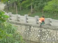 偷窥俄罗斯女人如厕：美女上厕所不看后悔