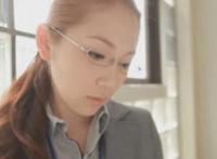 男人总是吃女人下面：男人日女人和吃女人奶|