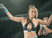 wwe女子摔跤露胸视频：wwe女子摔跤内衣掉下