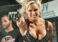 谁有wwe女子裸体视频?：日本女子扣阴摔跤