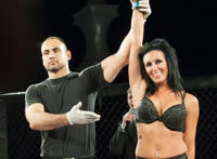 日本女子摔跤没传内衣：女子摔跤时打屁股。