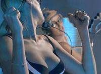 美女喝自己的奶奶：古代男人吃女人奶电视