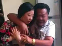 村官吃饭脱美女衣服 图集：村干部饭桌脱女子衣服3