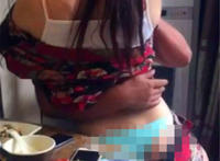 男女酒桌上赌酒脱内衣：喝酒一杯脱一件衣服