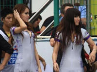 街拍女蹲下饱满三角区：裤子三角区卡出勒痕 饱满 三角区P