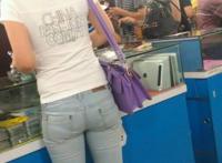 街拍紧身弹力白裤图片：贴身运动裤花瓣 韩国紧身短裤花瓣