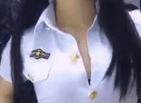 我去拿点红酒和冰块：啊~里面不要塞葡萄冰块 爹爹,吸我的奶,好涨,啊