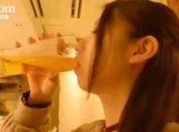 张子怡被男人搞的画面：美女高潮动态图M