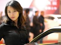 周筱雨人体照片：周筱雨媚惑 车模周筱雨