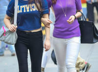 内裤夹阴沟图片：小学生紧身裤显沟图片