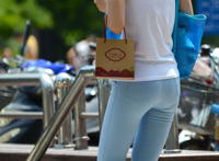 小女孩三角内裤沟女明星紧身裤露凹图片