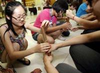 男人带套的样子图片:安全套和避孕套的图片 男人带套的样子图片:安全套和避孕套的图片