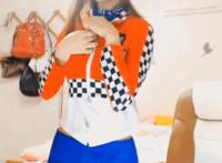 男生拉女生坐腿上说明：男生把女生的裤子然后