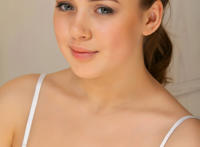 俄罗斯裸体艺术露B图片：人体展阴(8)