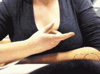 喜欢和男朋友站着啪从阳台到厨房从卧室到：被老公在厨房要到腿