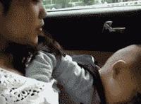 叔叔一进厨房就顶上来 厨房男朋友干上我：嗯啊我不要在厨房里