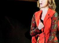 男票让我穿裙子坐他腿 男朋友坐在我腿上啪啪：坐在男友腿上被撩湿